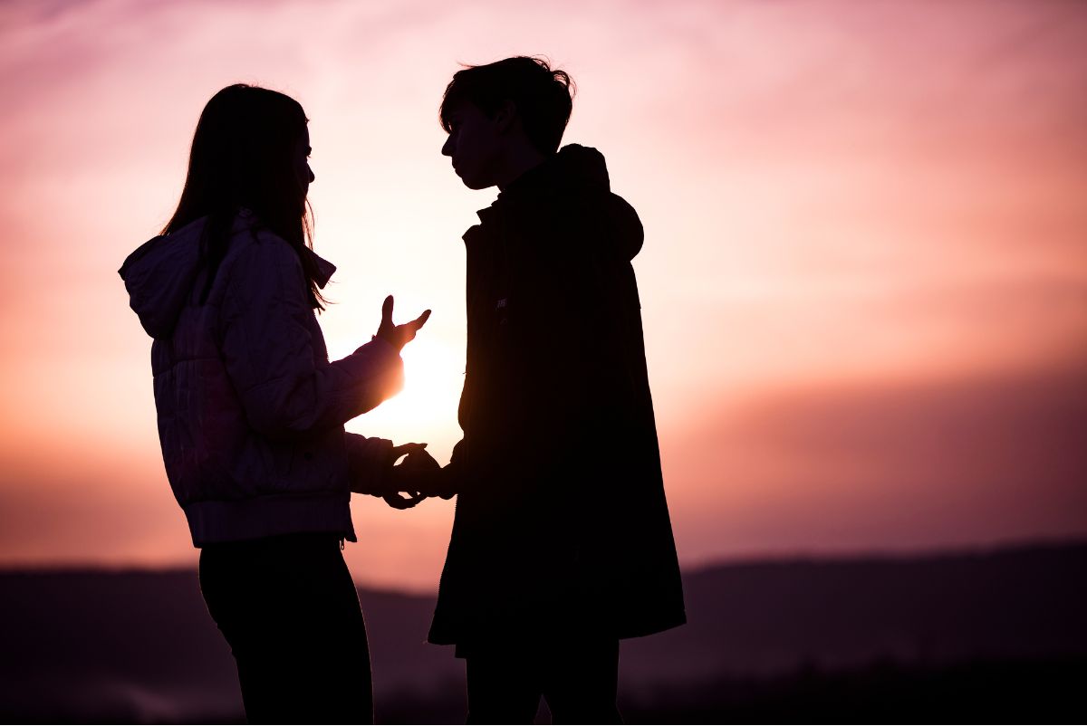 How to Stop Being a Clingy Girlfriend in 12 Helpful Ways